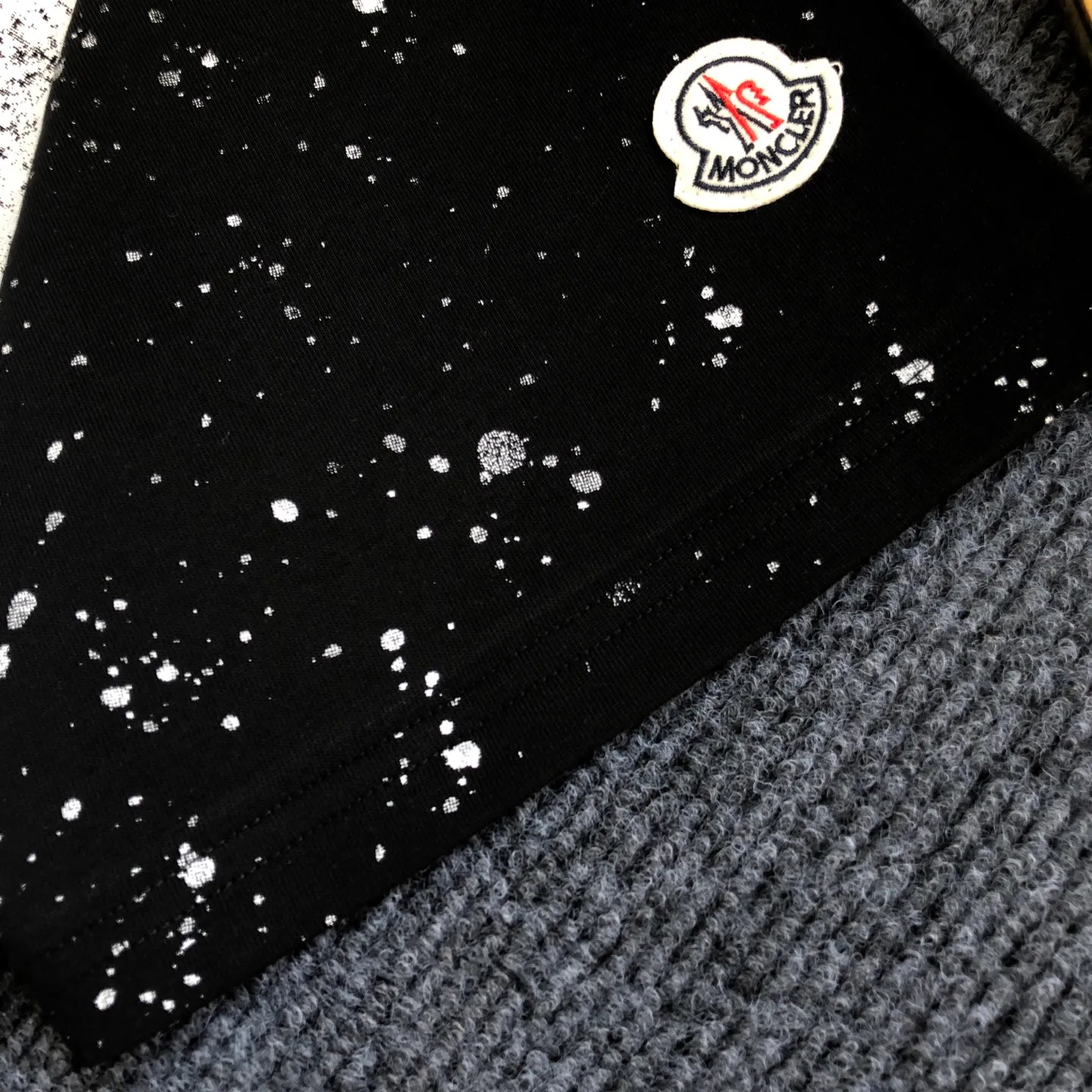 Moncler/ 2026 New Arrival logo T ⚠ ⚠ Quality⚠ Same Style logo ， ， Versatile Same Style Quality : White Black Gray Size : XS ～ L XS : 110 70 58.5 21.5 S : 114 72 60 22 M : 118 74 61.5 22.5 L : 122 76 63 23